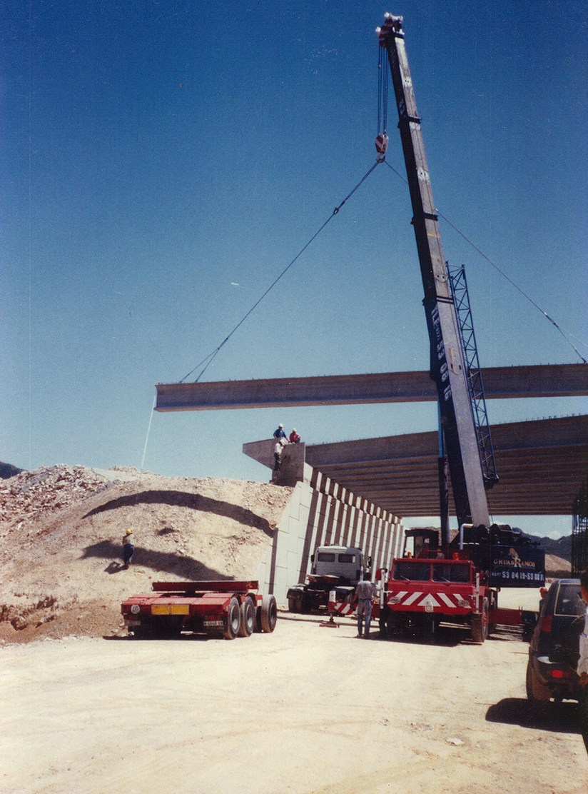 Grúas Ramos construyendo la autovía de Extremadura en el año 1991